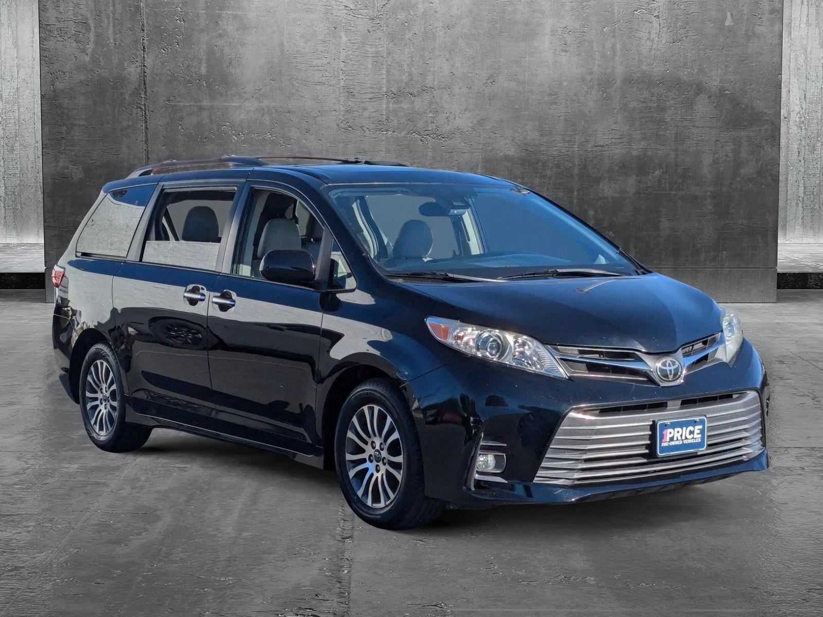 2018 Toyota Sienna Vehicle Photo in VALENCIA, CA 91355-1705