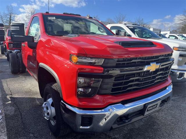 2024 Chevrolet Silverado 3500 HD Chassis Cab Vehicle Photo in ALCOA, TN 37701-3235