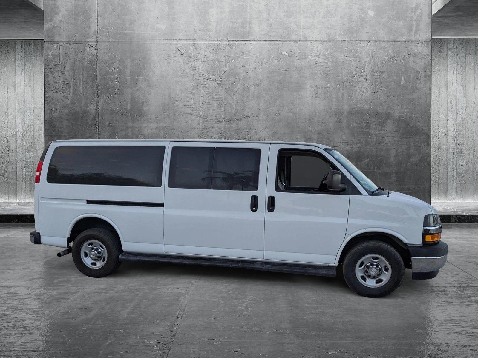 2020 Chevrolet Express Passenger 3500 Vehicle Photo in PEMBROKE PINES, FL 33024-6534