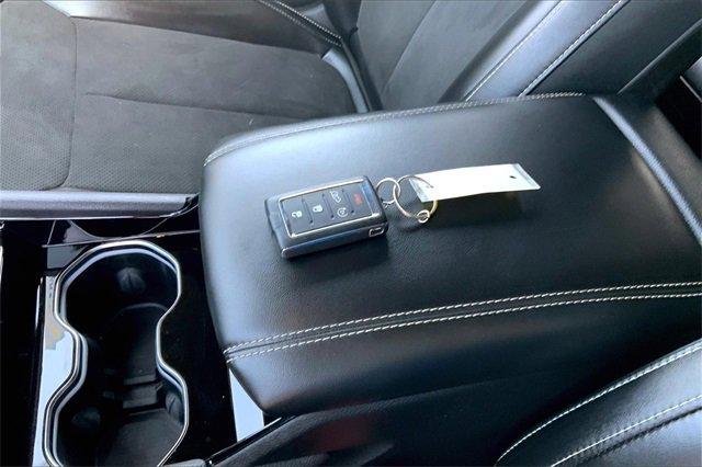 2023 Jeep Grand Cherokee Vehicle Photo in TOPEKA, KS 66609-0000