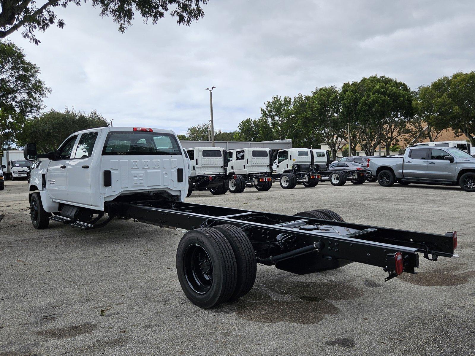 2024 Chevrolet Silverado 5500 HD Vehicle Photo in GREENACRES, FL 33463-3207