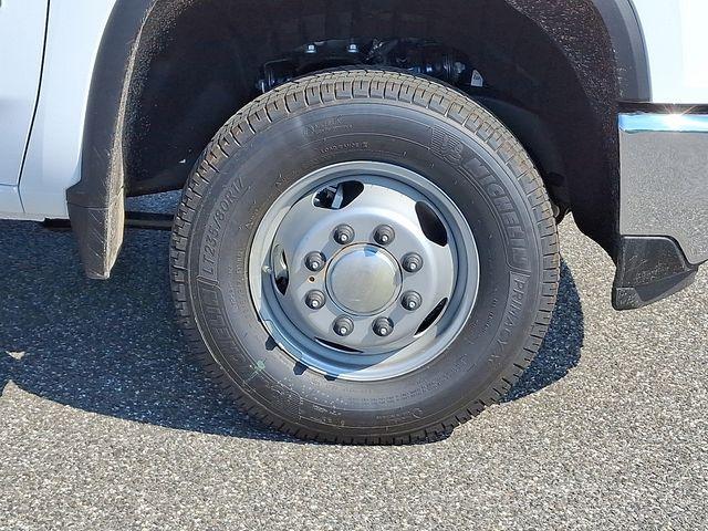 2025 Chevrolet Silverado 3500 HD Chassis Cab Vehicle Photo in DANBURY, CT 06810-5034