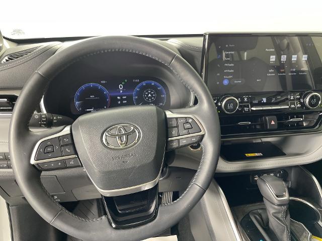 2024 Toyota Highlander Vehicle Photo in GILBERT, AZ 85297-0402