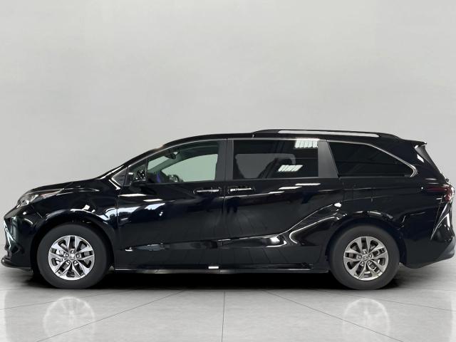2025 Toyota Sienna Vehicle Photo in Oshkosh, WI 54904