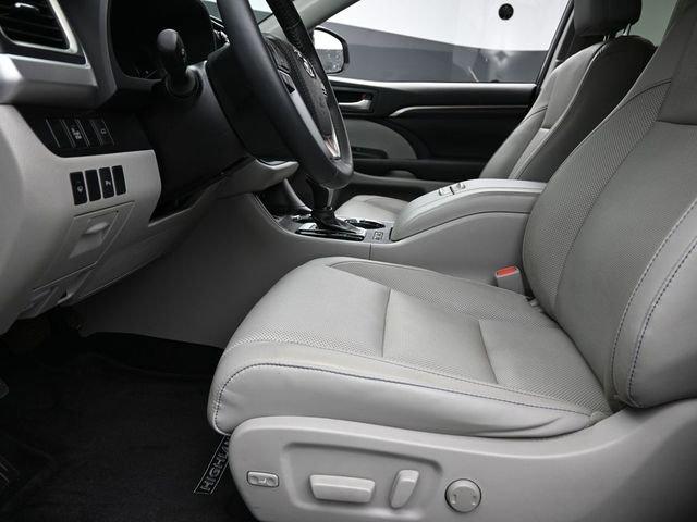 2016 Toyota Highlander Vehicle Photo in Marion, IA 52302