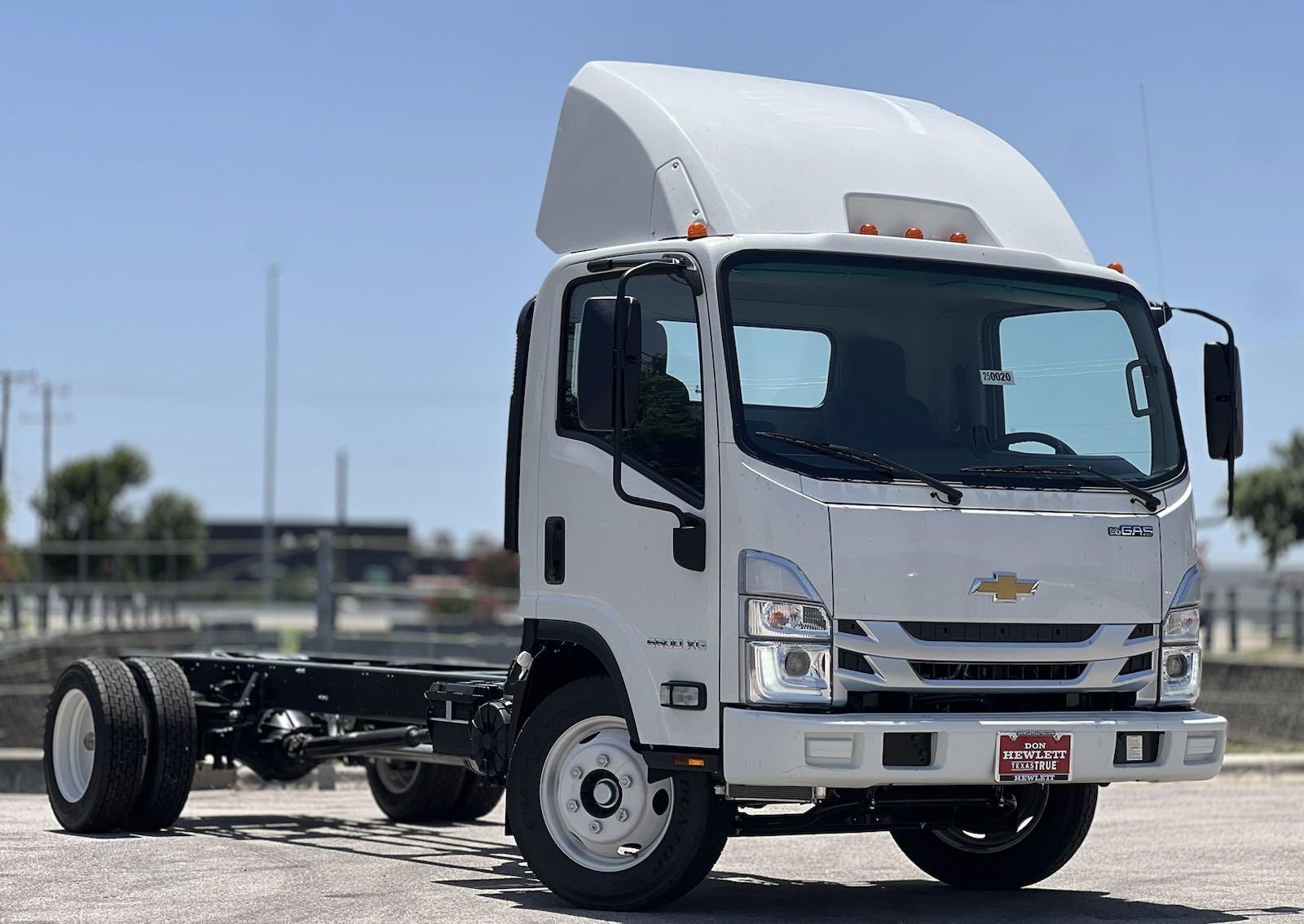 2025 Chevrolet Low Cab Forward 5500 XG Vehicle Photo in GEORGETOWN, TX 78626-7508