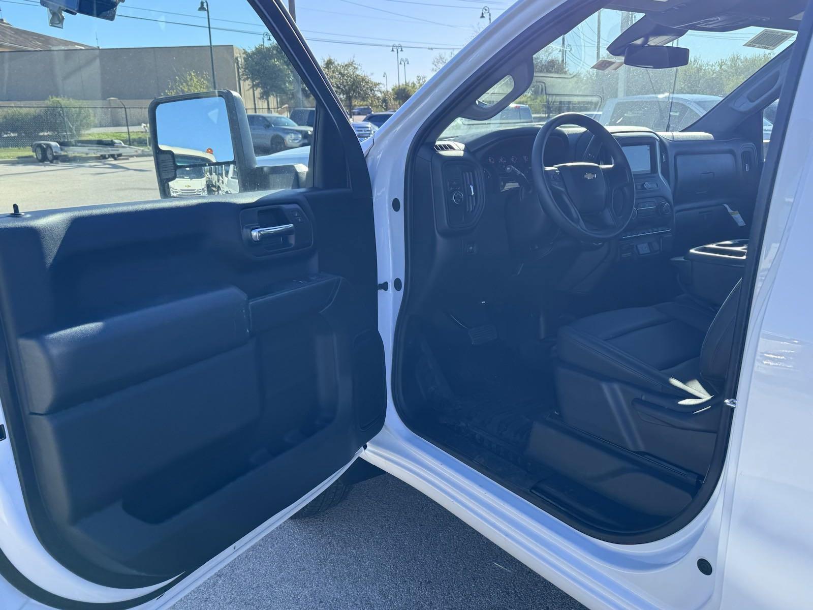 2025 Chevrolet Silverado 3500 HD Chassis Cab Vehicle Photo in GEORGETOWN, TX 78626-7508