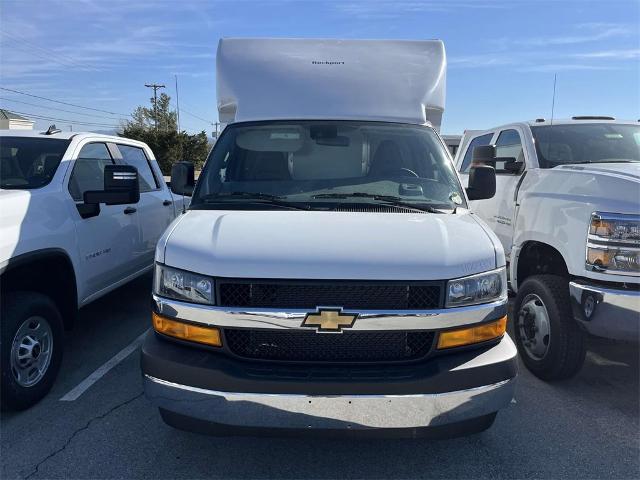 2025 Chevrolet Express Cutaway 3500 Vehicle Photo in ALCOA, TN 37701-3235