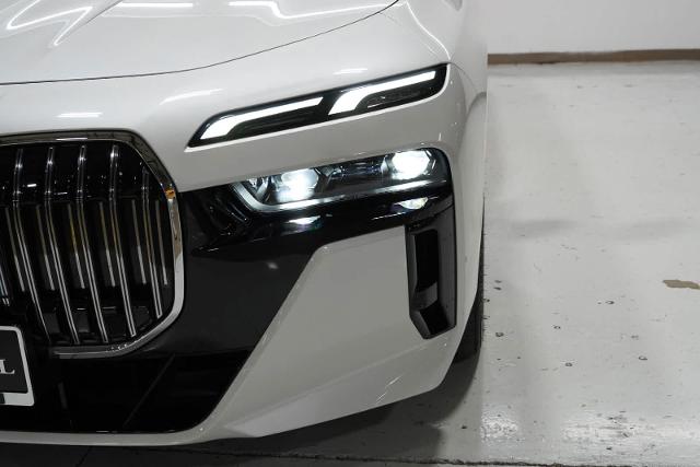 2024 BMW 740i xDrive Vehicle Photo in GRAPEVINE, TX 76051