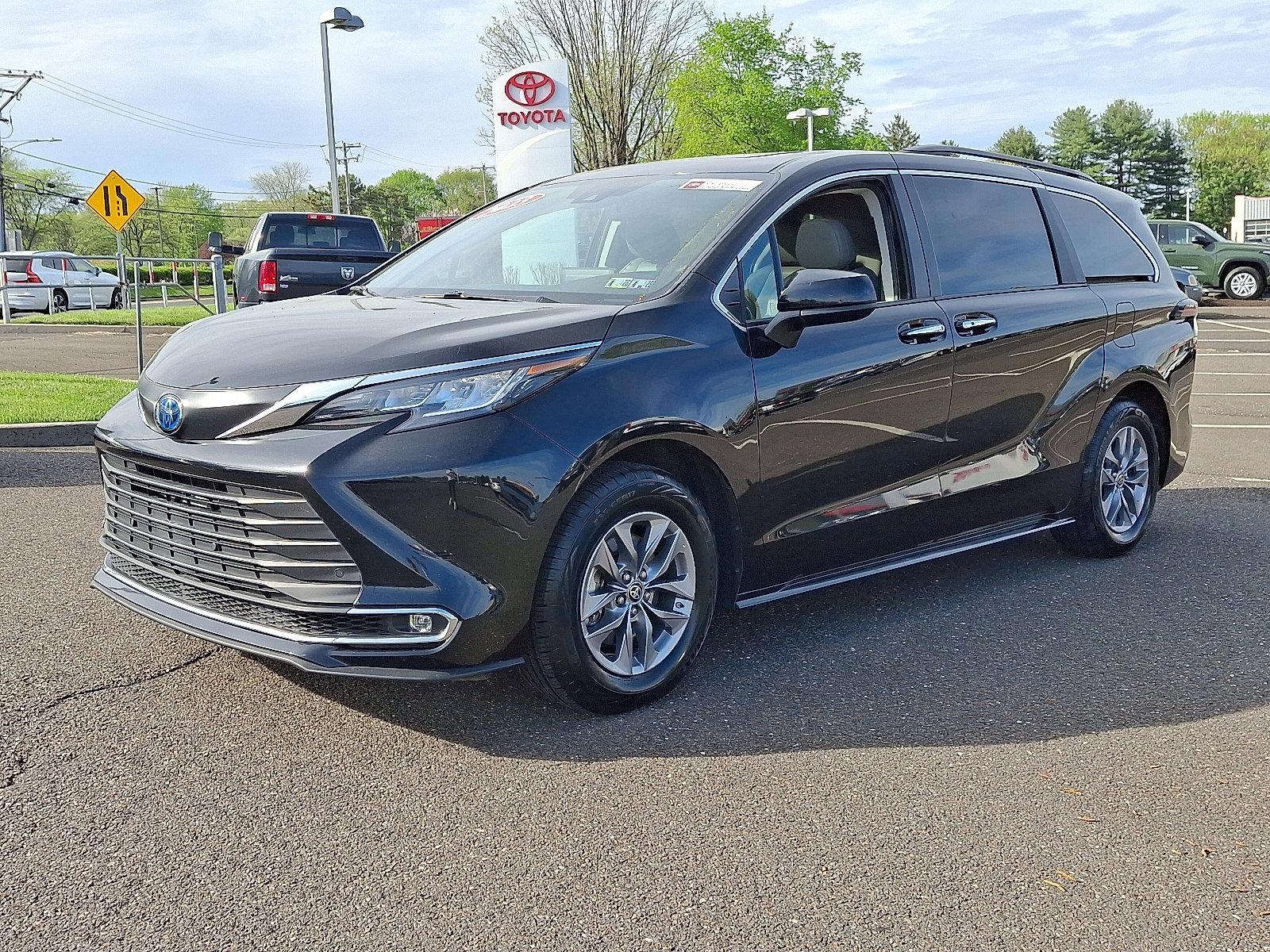 2023 Toyota Sienna Vehicle Photo in Trevose, PA 19053