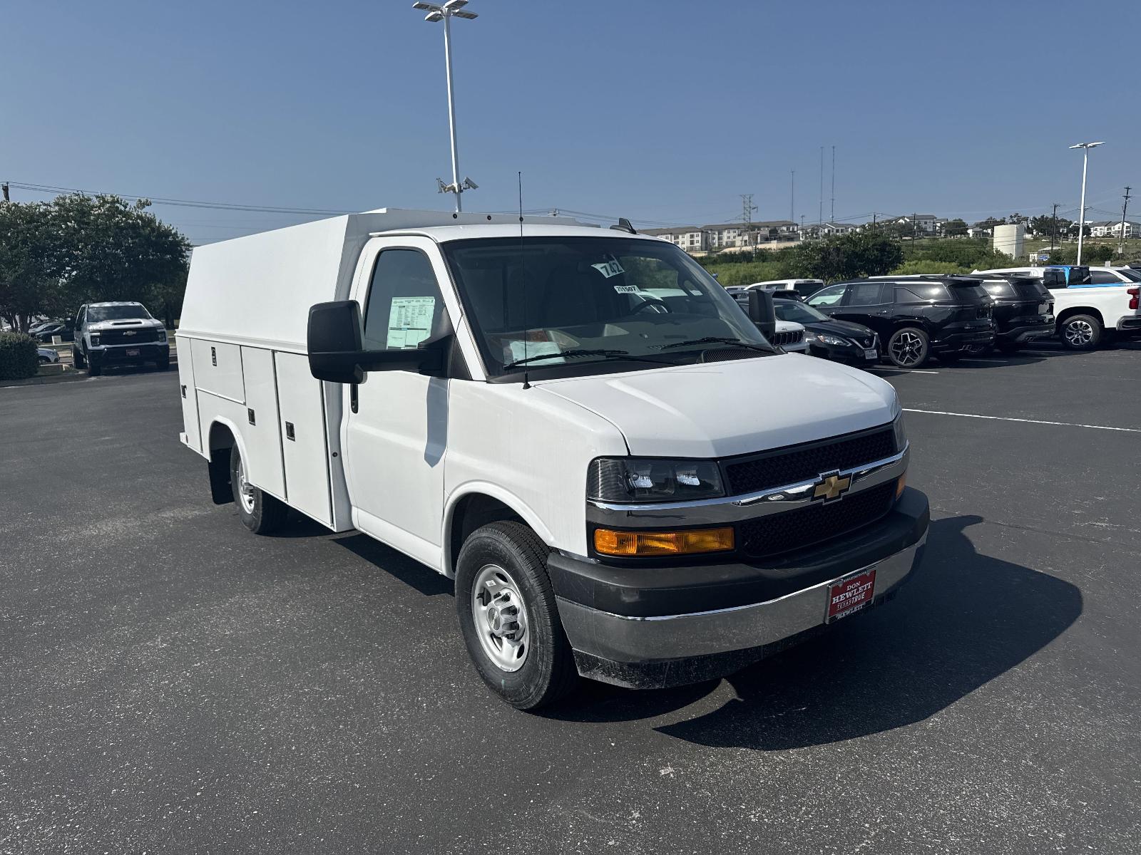 2025 Chevrolet Express Cutaway 3500 Vehicle Photo in GEORGETOWN, TX 78626-7508