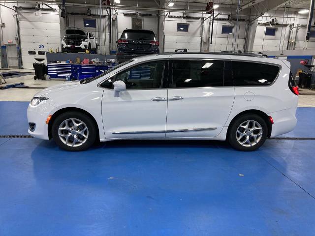 2017 Chrysler Pacifica Touring-L Plus photo 4