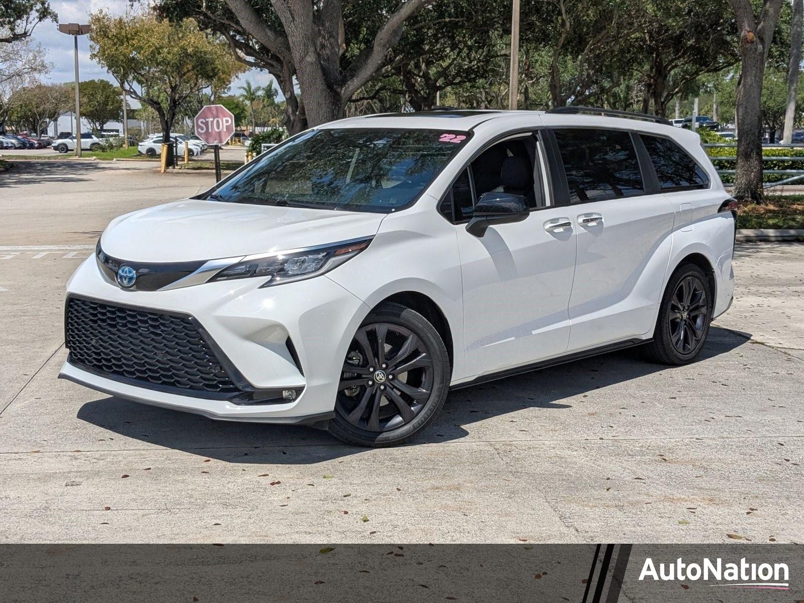2022 Toyota Sienna Vehicle Photo in Pembroke Pines , FL 33084