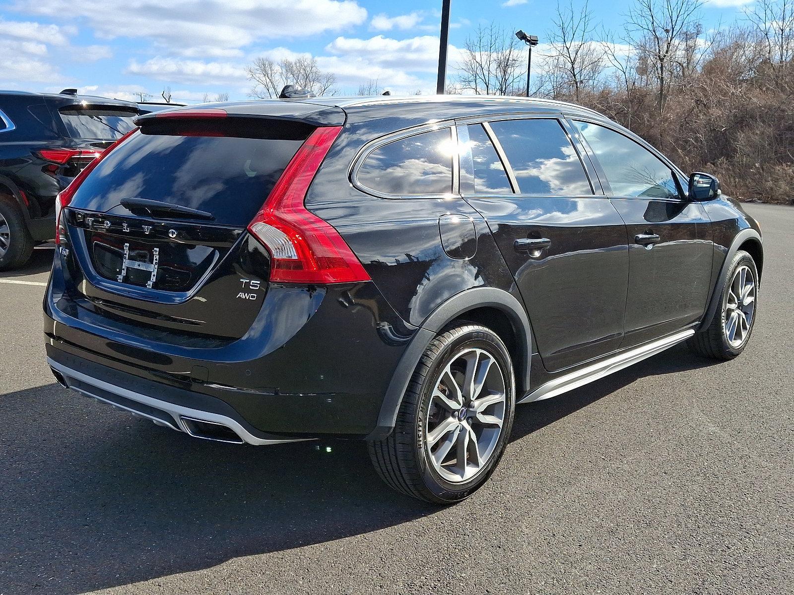 2018 Volvo V60 Cross Country Vehicle Photo in Trevose, PA 19053