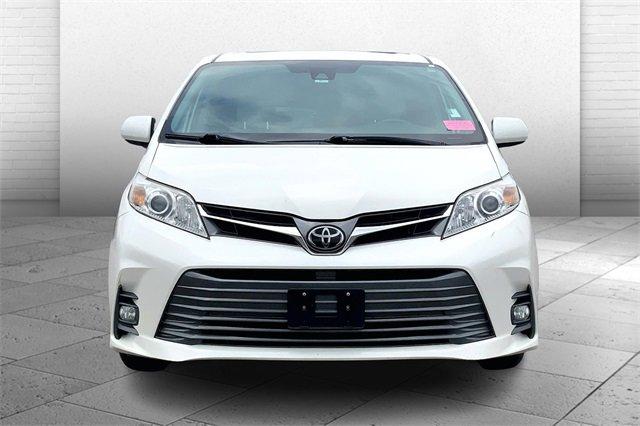 2020 Toyota Sienna Vehicle Photo in KANSAS CITY, MO 64114-4502