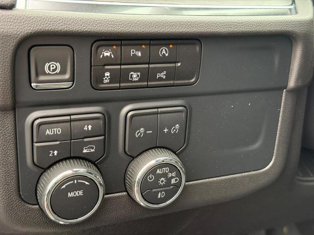 2025 Chevrolet Suburban Vehicle Photo in COLUMBIA, MO 65203-3903