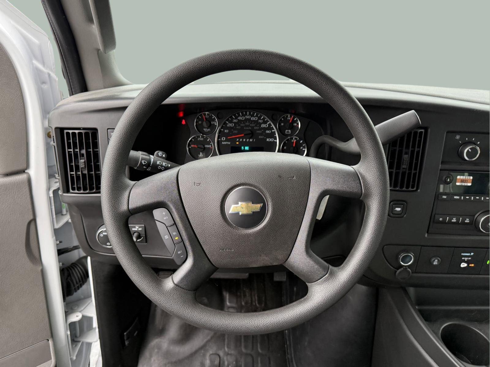 2024 Chevrolet Express Cutaway 3500 Vehicle Photo in GEORGETOWN, TX 78626-7508
