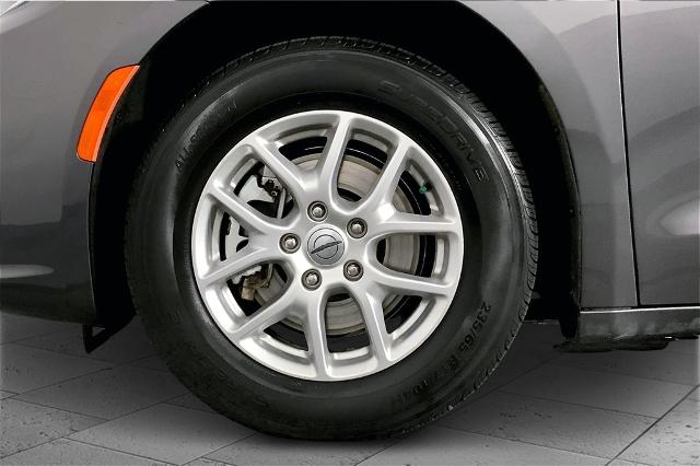 2023 Chrysler Pacifica Vehicle Photo in Lees Summit, MO 64086