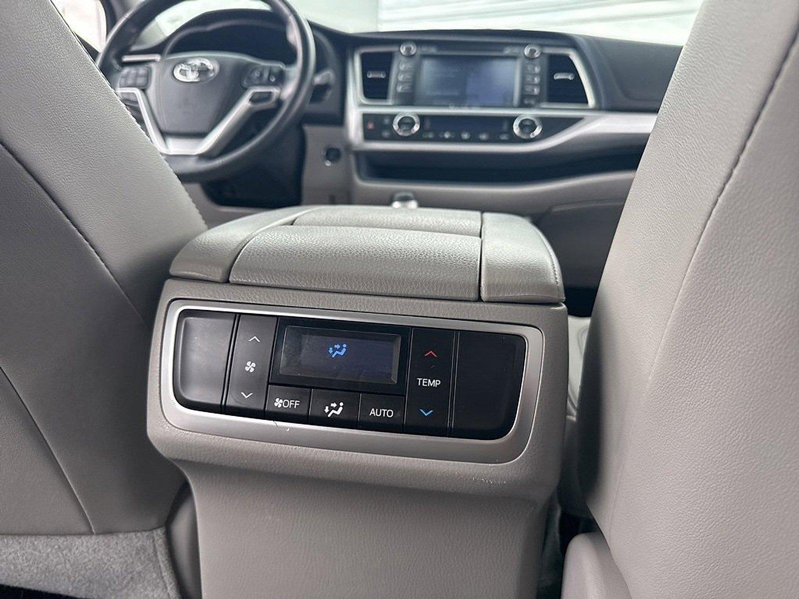2018 Toyota Highlander Vehicle Photo in Harrisburg, PA 17111