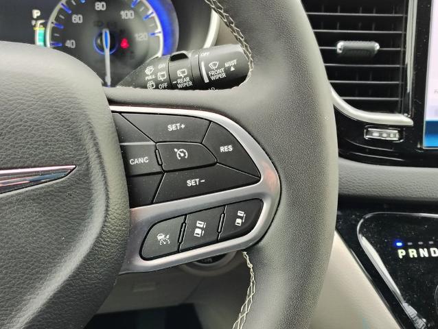 2024 Chrysler Pacifica Vehicle Photo in GREEN BAY, WI 54304-5303