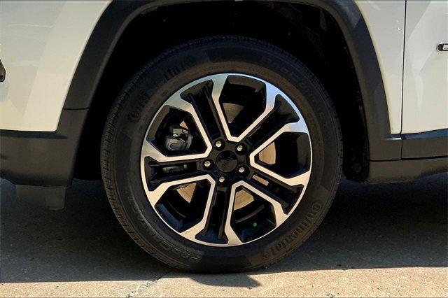 2023 Jeep Compass Vehicle Photo in KANSAS CITY, MO 64114-4545