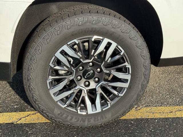 2025 Chevrolet Suburban Vehicle Photo in COLUMBIA, MO 65203-3903