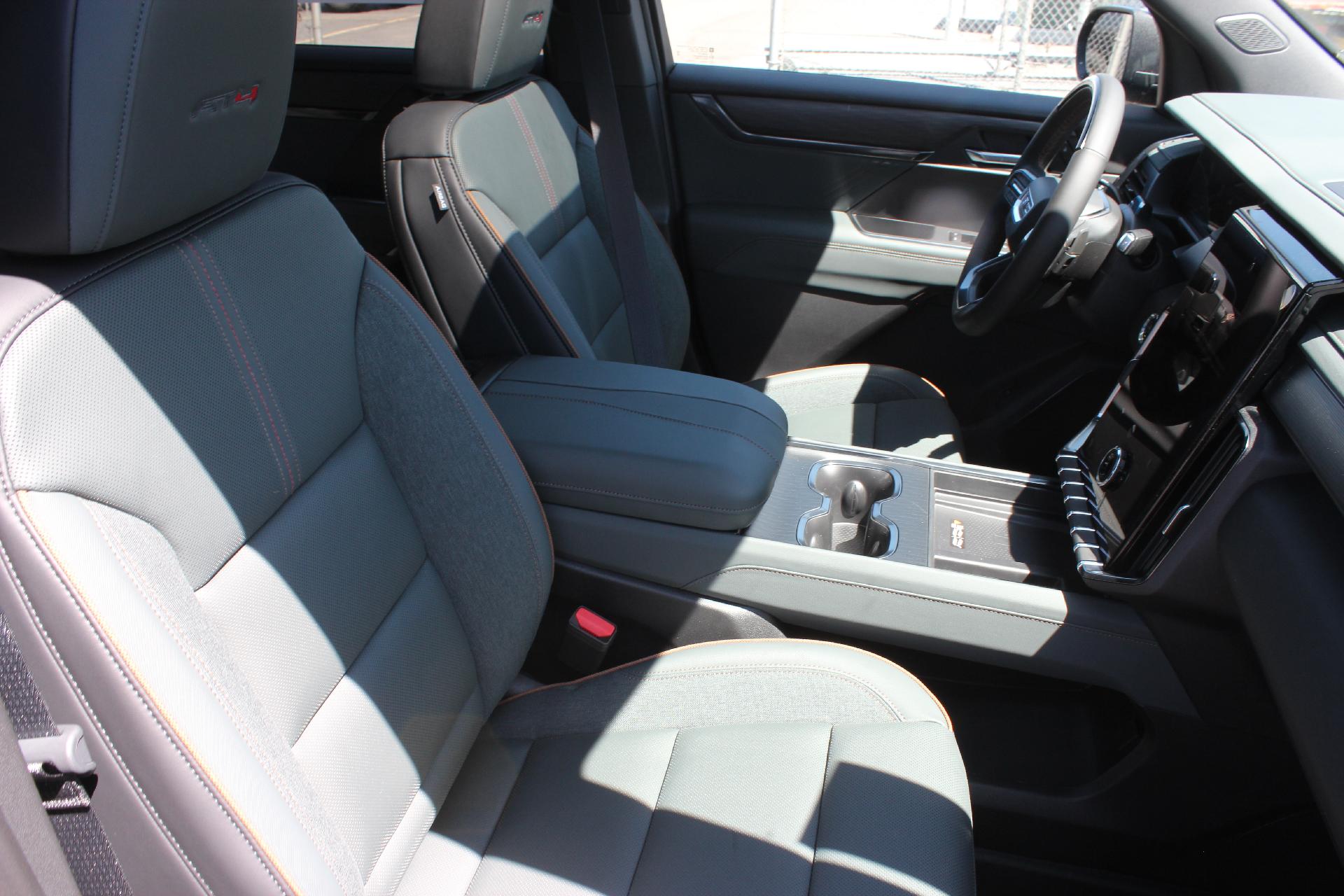 2025 GMC Acadia Vehicle Photo in AURORA, CO 80012-4011