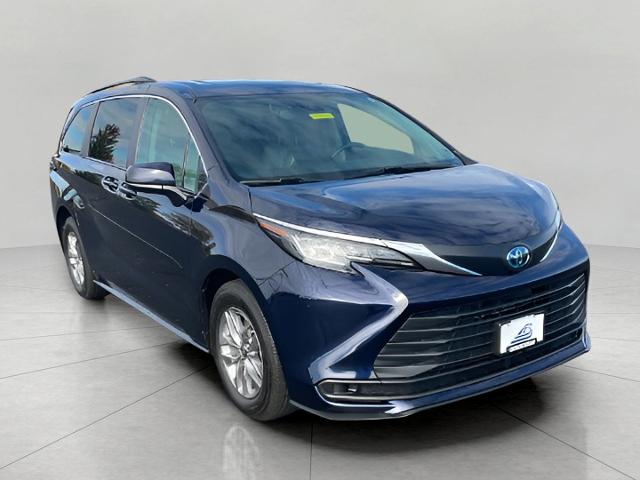 2023 Toyota Sienna Vehicle Photo in Green Bay, WI 54304