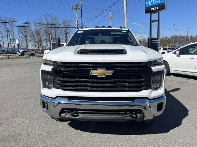 2024 Chevrolet Silverado 3500 HD Chassis Cab Vehicle Photo in ALCOA, TN 37701-3235