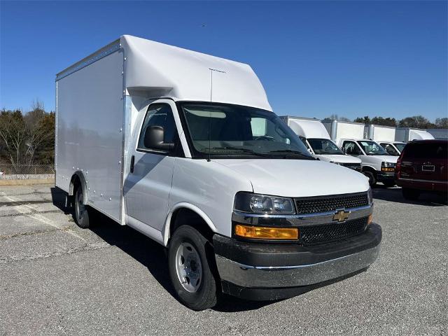2025 Chevrolet Express Cutaway 3500 Vehicle Photo in ALCOA, TN 37701-3235