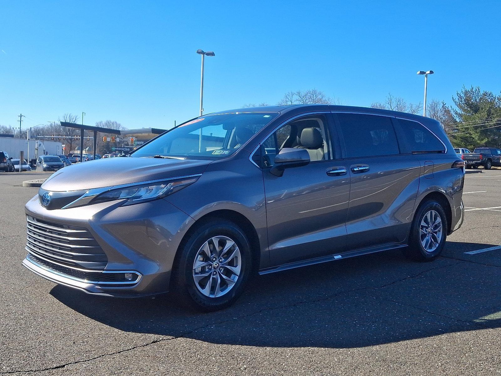 2022 Toyota Sienna Vehicle Photo in Trevose, PA 19053