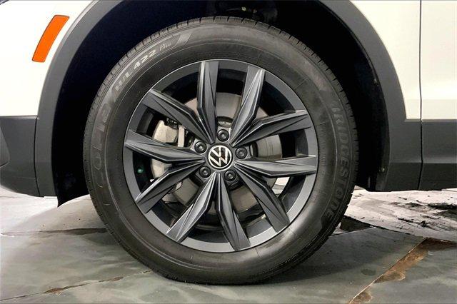 2024 Volkswagen Tiguan Vehicle Photo in KANSAS CITY, MO 64114-4502
