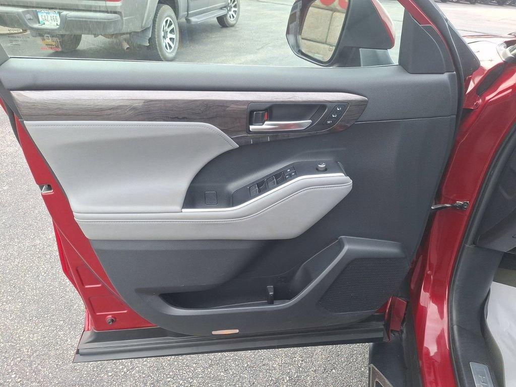 2020 Toyota Highlander Vehicle Photo in Marion, IA 52302