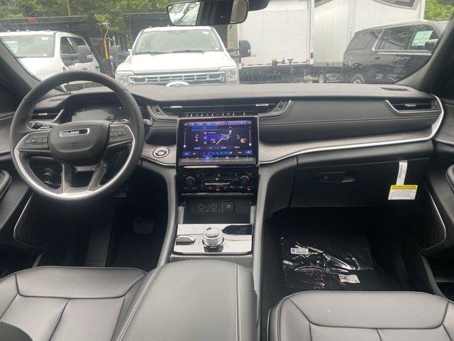 2025 Jeep Grand Cherokee L Vehicle Photo in Doylsetown, PA 18901