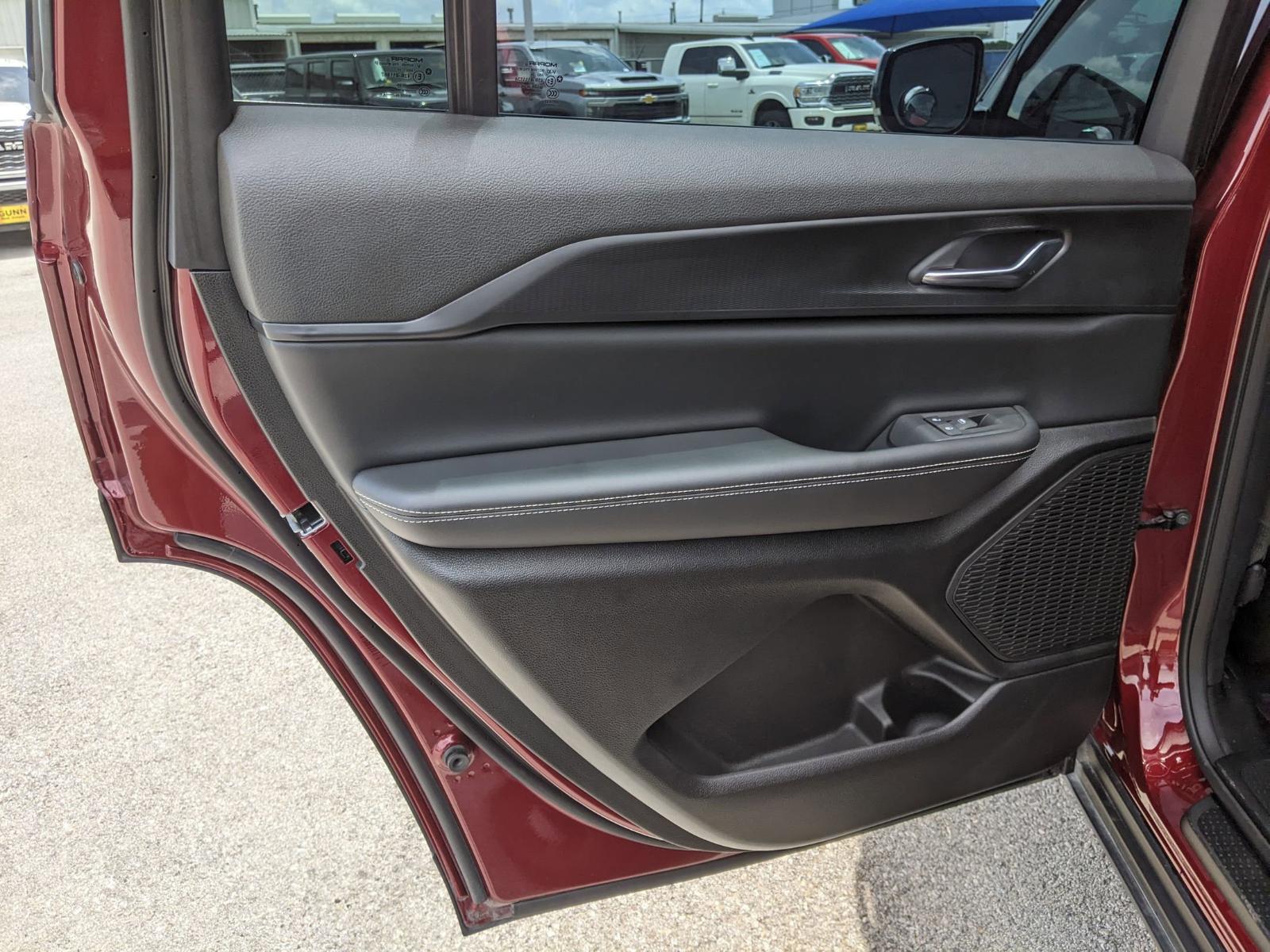 2024 Jeep Grand Cherokee L Vehicle Photo in Seguin, TX 78155