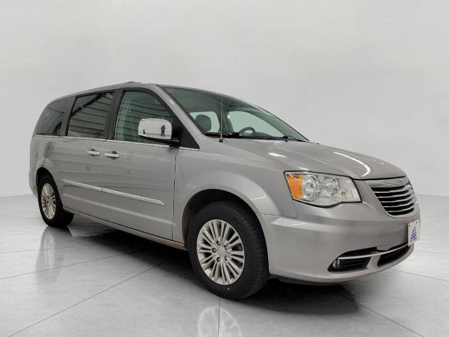 2016 Chrysler Town & Country Vehicle Photo in Oshkosh, WI 54901