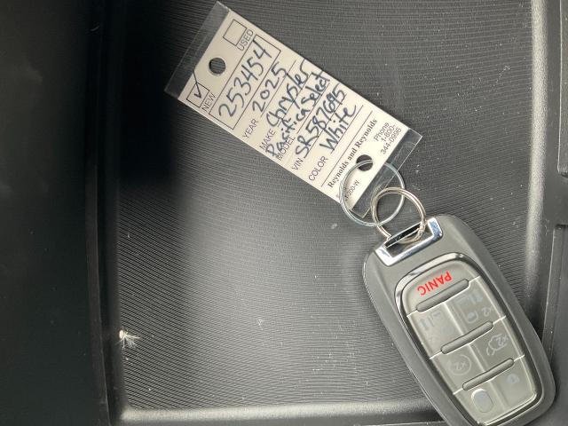 2025 Chrysler Pacifica Vehicle Photo in Kaukauna, WI 54130