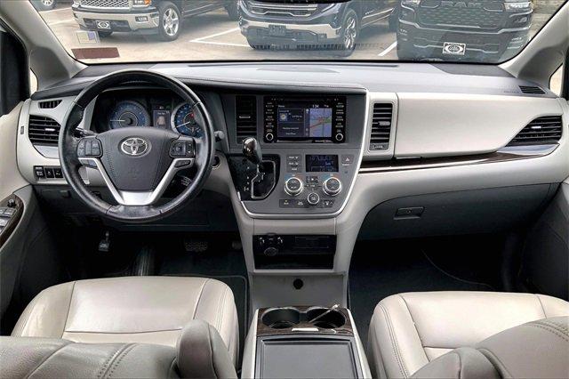 2020 Toyota Sienna Vehicle Photo in KANSAS CITY, MO 64114-4502