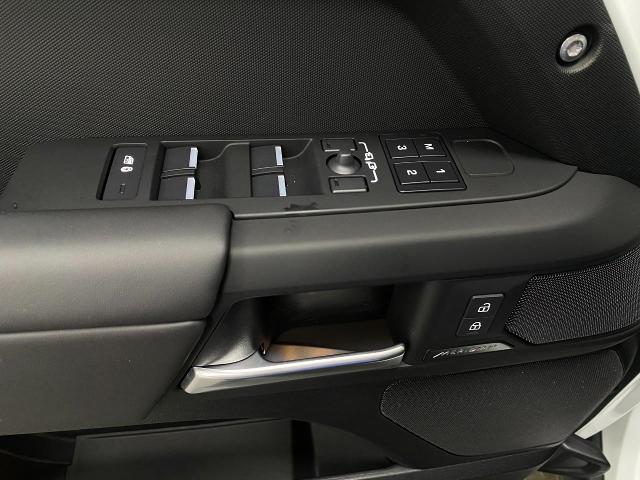 2025 Defender Vehicle Photo in Appleton, WI 54913