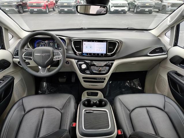 2024 Chrysler Pacifica Vehicle Photo in GREEN BAY, WI 54304-5303