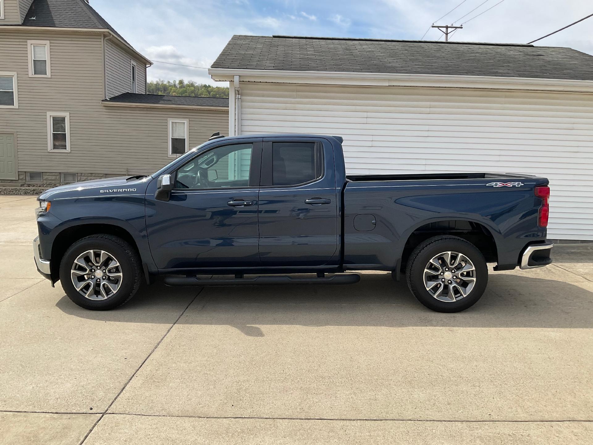 Used 2022 Chevrolet Silverado 1500 Limited LT with VIN 1GCRYJEKXNZ217137 for sale in Moundsville, WV