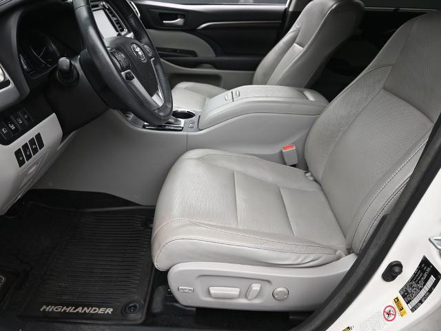 2016 Toyota Highlander Vehicle Photo in Cedar Rapids, IA 52402