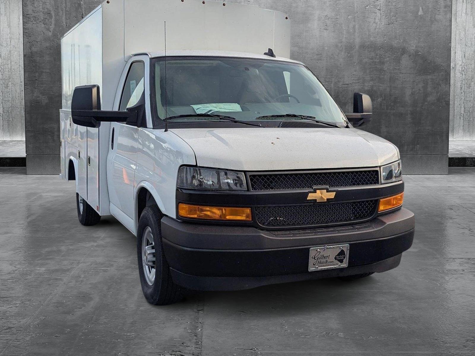 2024 Chevrolet Express Cutaway 3500 Vehicle Photo in GREENACRES, FL 33463-3207