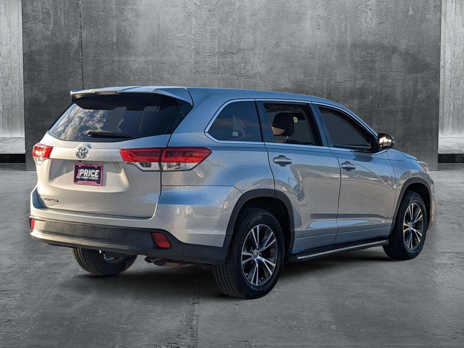 2017 Toyota Highlander Vehicle Photo in Davie, FL 33331