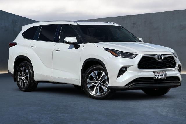 Used 2022 Toyota Highlander XLE with VIN 5TDHZRAH8NS140934 for sale in Dublin, CA