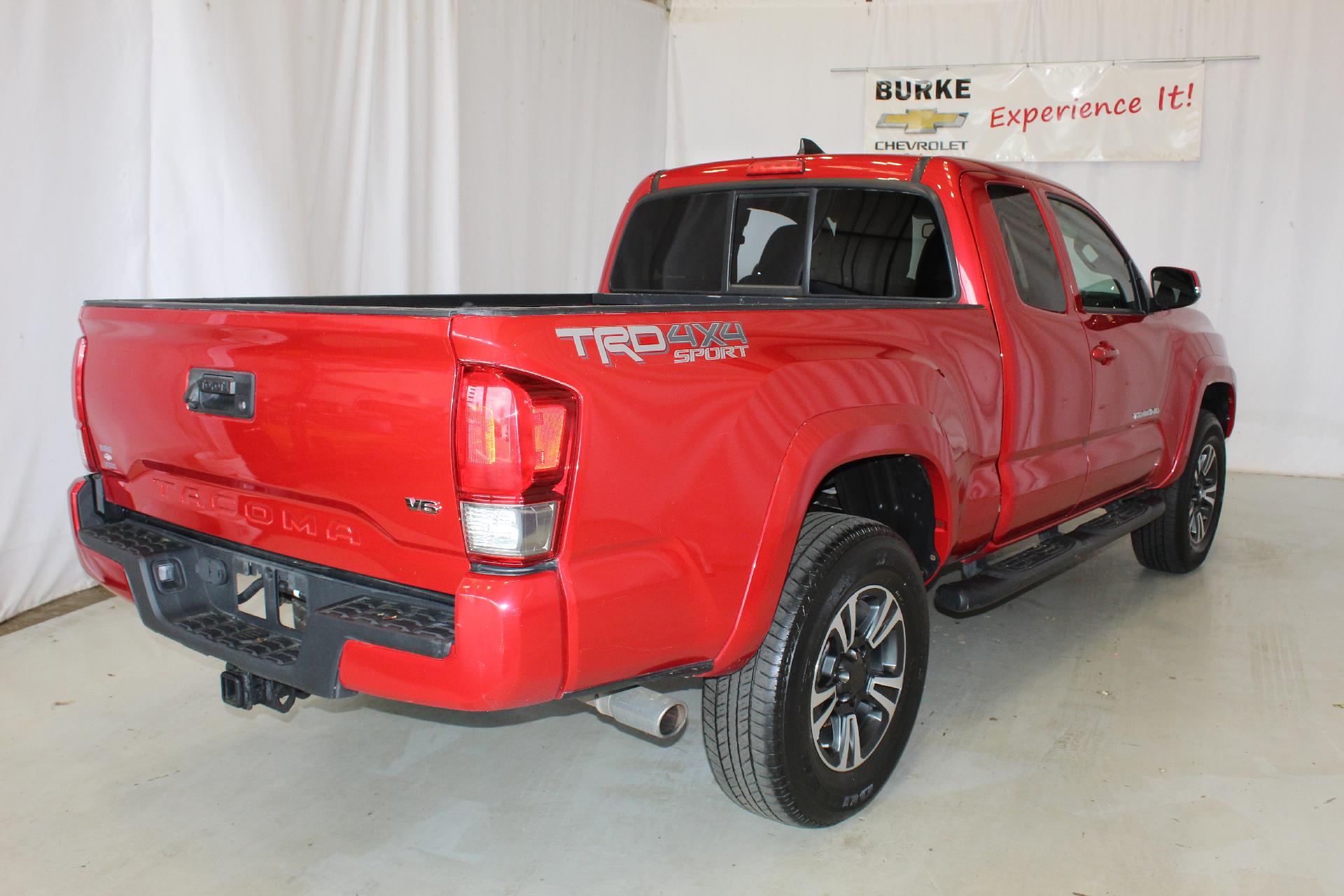 2017 Toyota Tacoma Vehicle Photo in NORTHAMPTON, MA 01060-1120