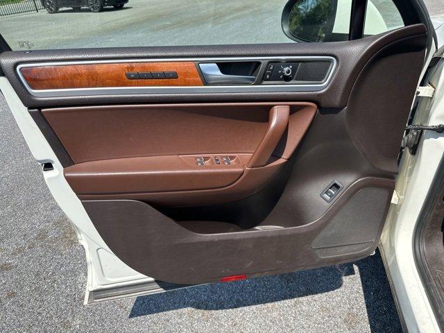 2011 Volkswagen Touareg Vehicle Photo in Willow Grove, PA 19090