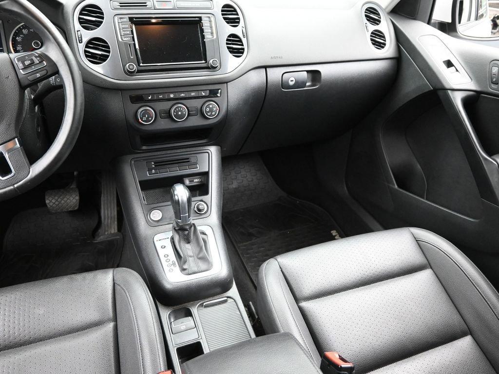 2017 Volkswagen Tiguan Vehicle Photo in Marion, IA 52302