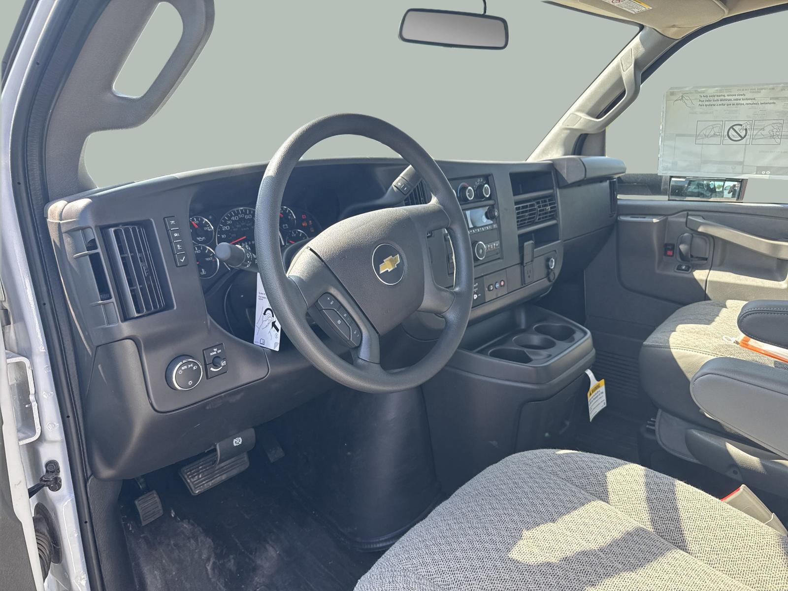 2025 Chevrolet Express Cutaway 3500 Vehicle Photo in GEORGETOWN, TX 78626-7508