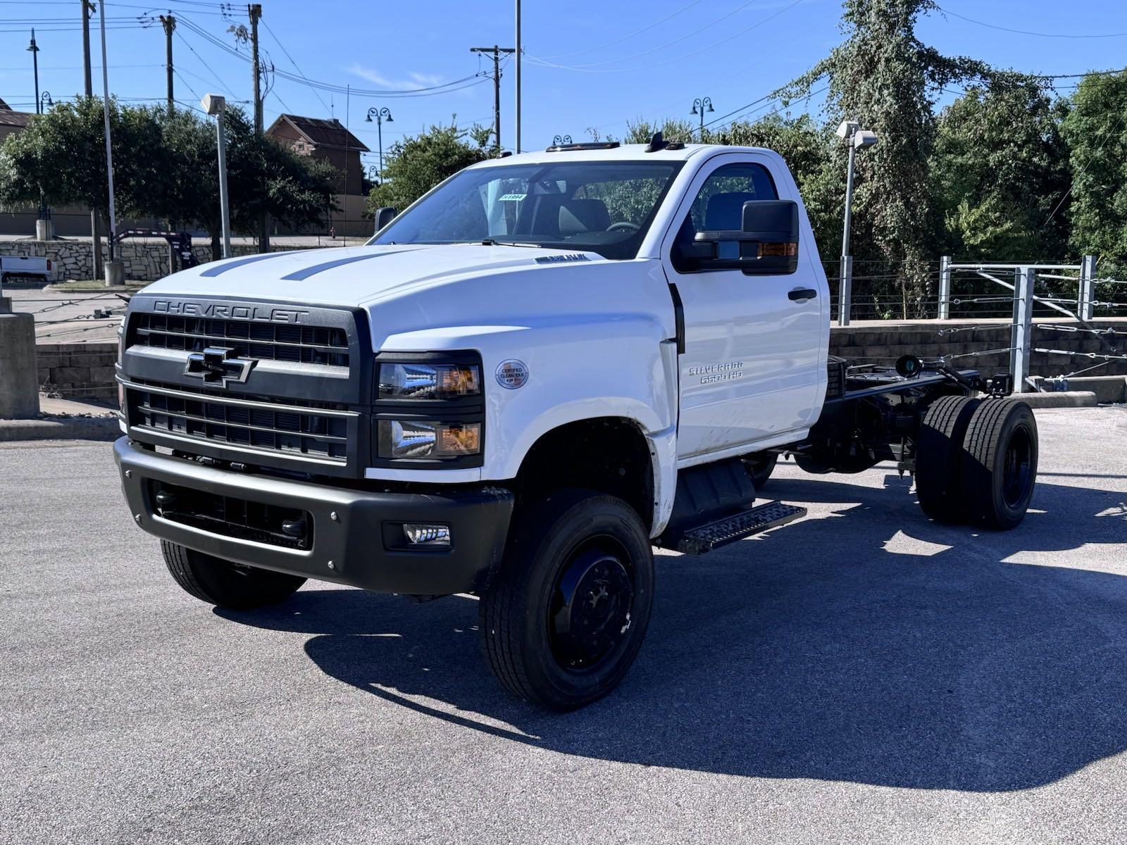 2024 Chevrolet Silverado 6500 HD Vehicle Photo in GEORGETOWN, TX 78626-7508